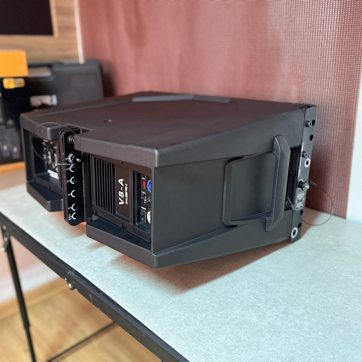 Line Array 8 Polegadas Ativo 2200w Dsp Ksr Pro V8a 135db