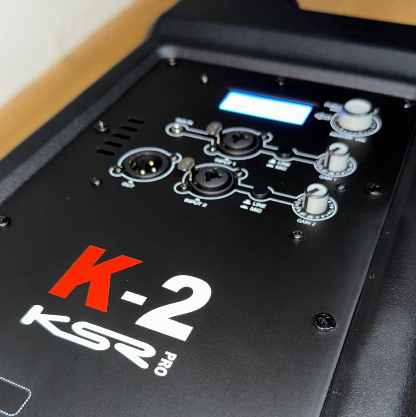 Caixa De Som Ativa 15 Poleg 2000 Watts Rms Ksr K2 + Tripé Preto 127/220v